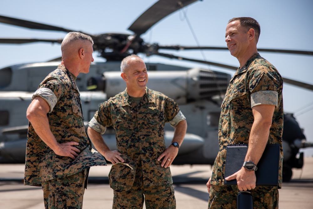 39th Commandant of the Marine Corps recognizes HMH-465 Marines