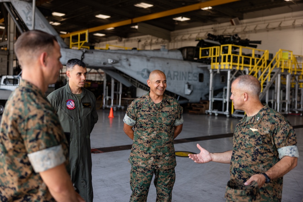 39th Commandant of the Marine Corps recognizes HMH-465 Marines