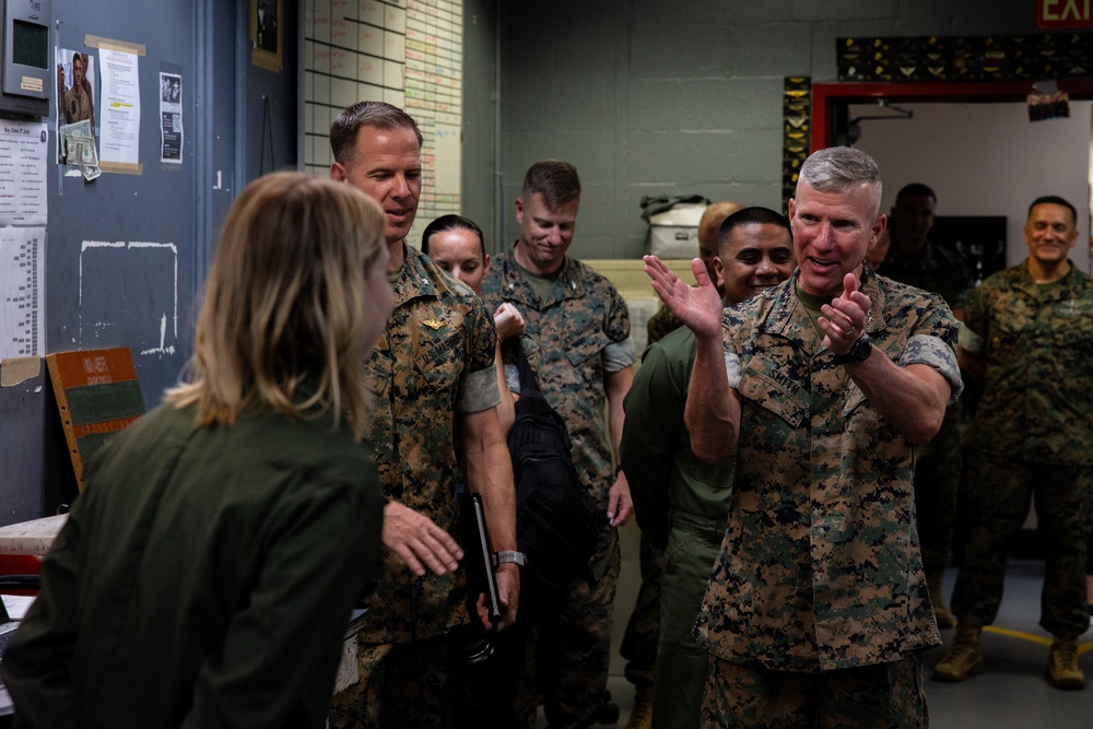 DVIDS - Images - 39th Commandant of the Marine Corps recognizes HMH-465 ...