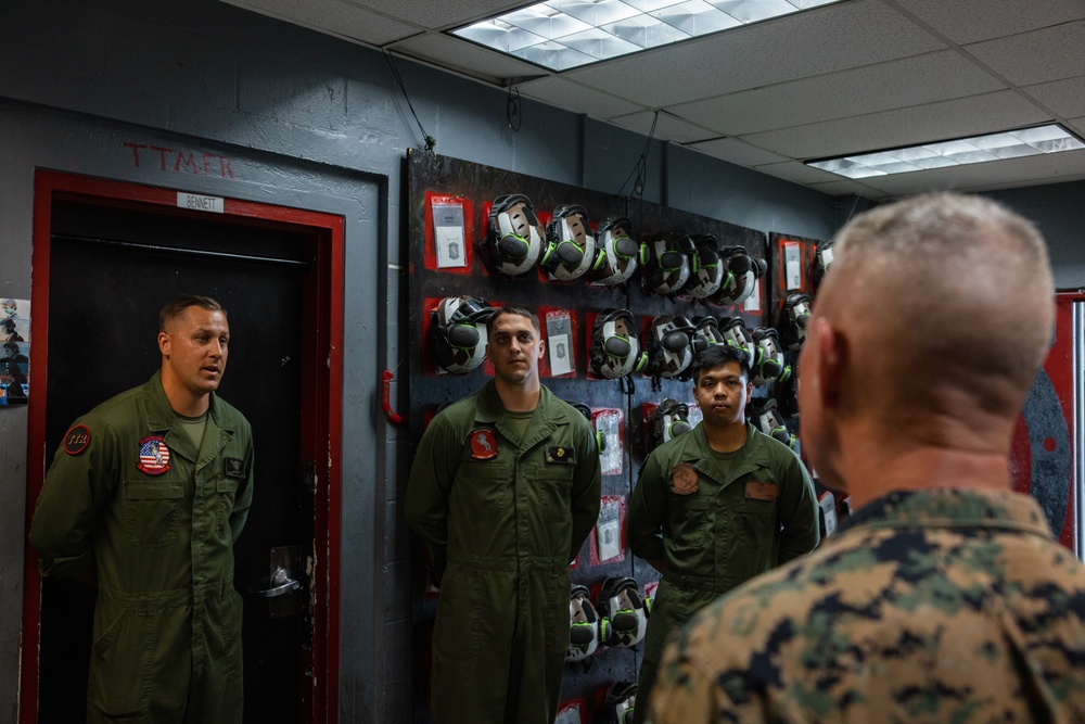 39th Commandant of the Marine Corps recognizes HMH-465 Marines