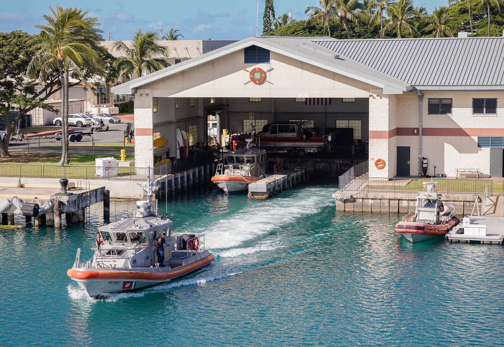 Coast Guard Station Honolulu crew gets underway for training