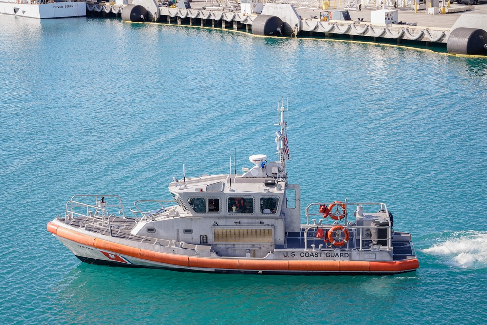 Coast Guard Station Honolulu crew gets underway for training