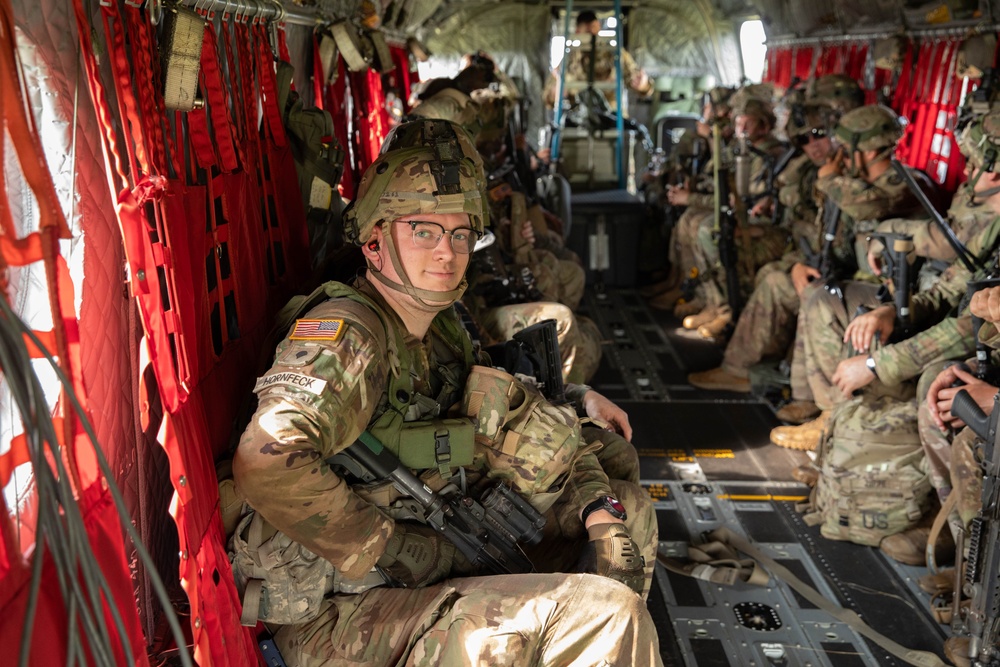 Iowa Soldier rides Chinook helicopter at XCTC