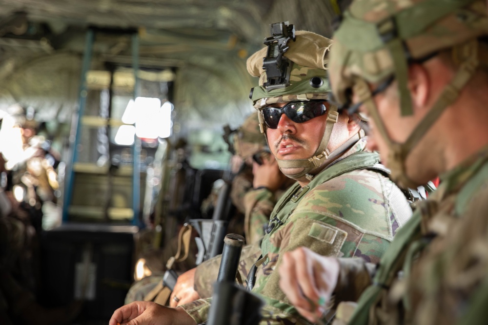 Iowa Soldier rides Chinook helicopter at Camp Ripley