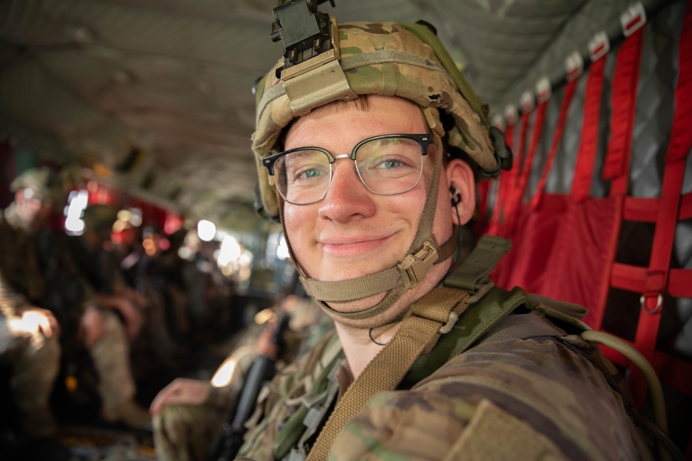 Iowa Soldier rides Chinook at Camp Ripley