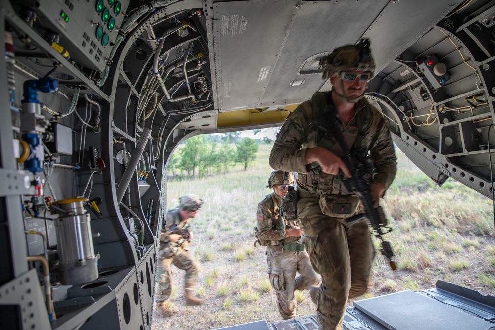 Iowa Soldiers board Chinook at Camp Ripley