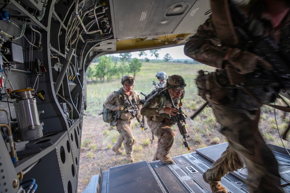 Iowa Soldiers board Chinook at Camp Ripley