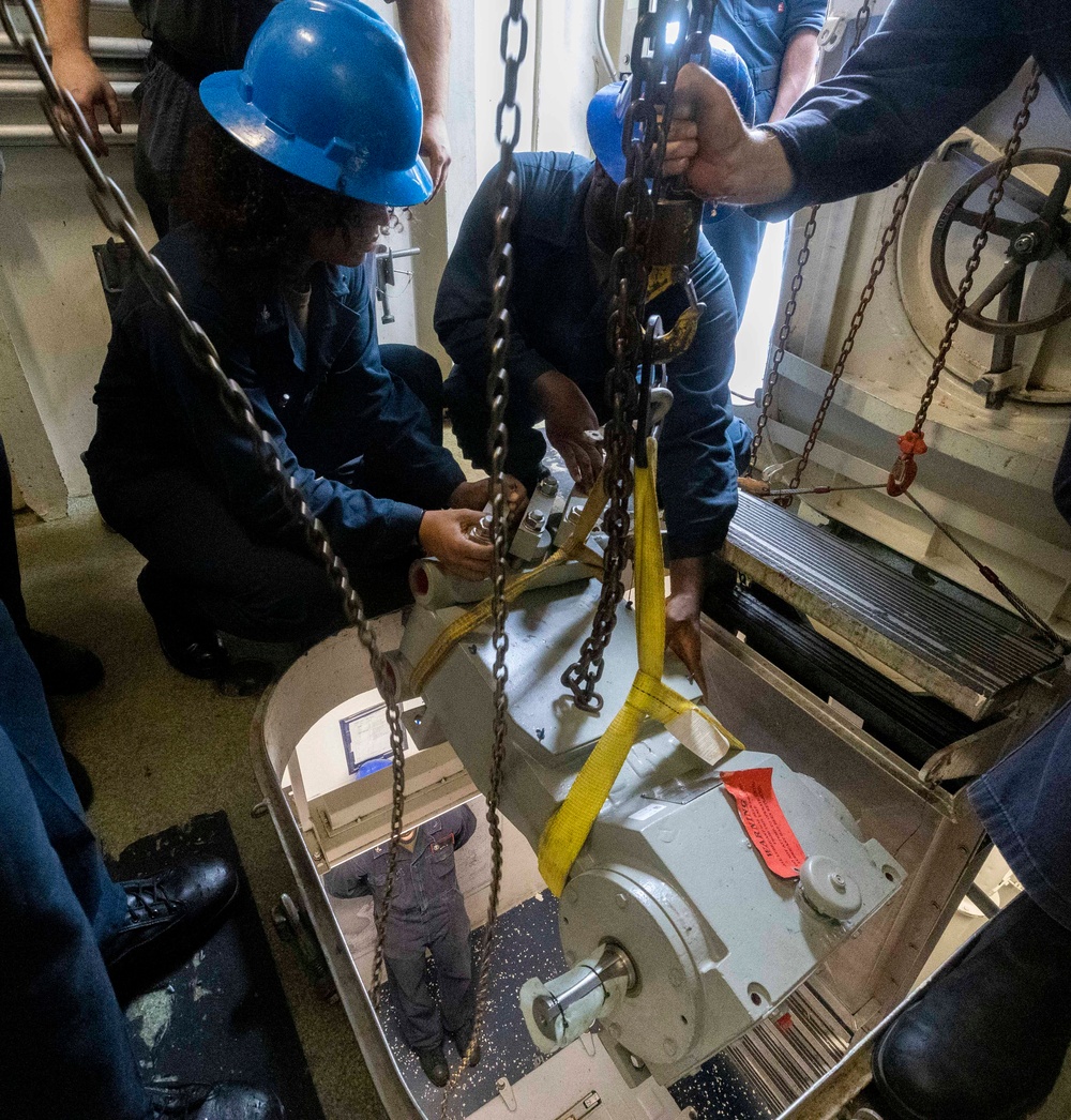 USS Rafael Peralta (DDG 115) Moves RO Pump