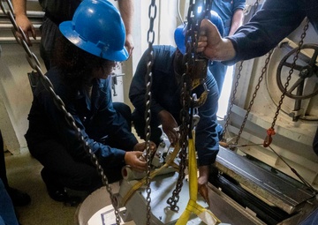 USS Rafael Peralta (DDG 115) Moves RO Pump