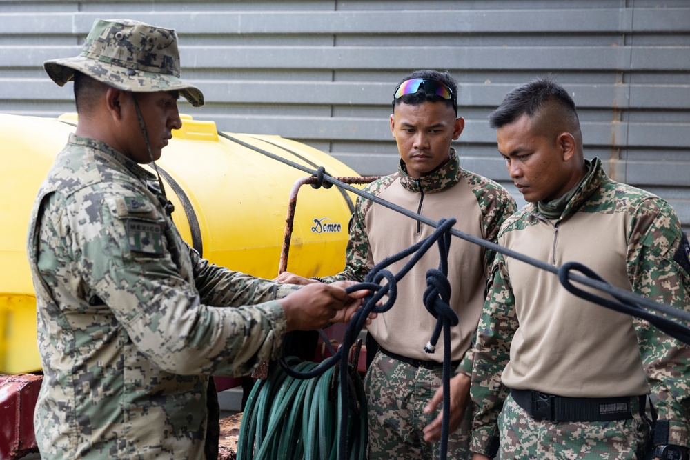 Mexican marines, Malaysian soldiers practice small boat tactics