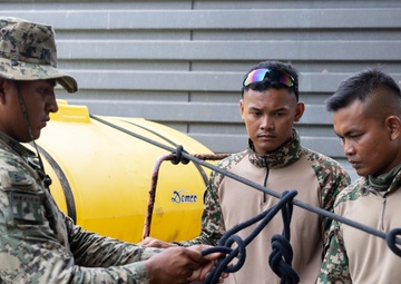 Mexican marines, Malaysian soldiers practice small boat tactics
