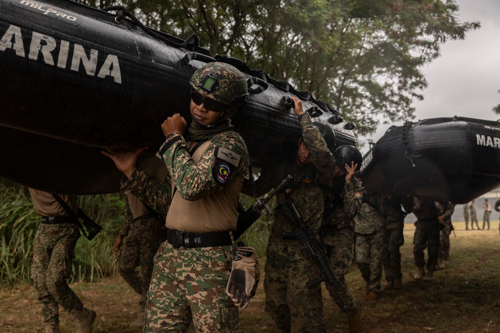 Mexican marines, Malaysian soldiers practice small boat tactics