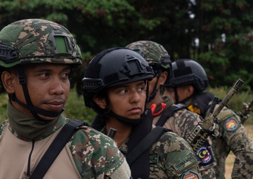 Mexican marines, Malaysian soldiers practice small boat tactics