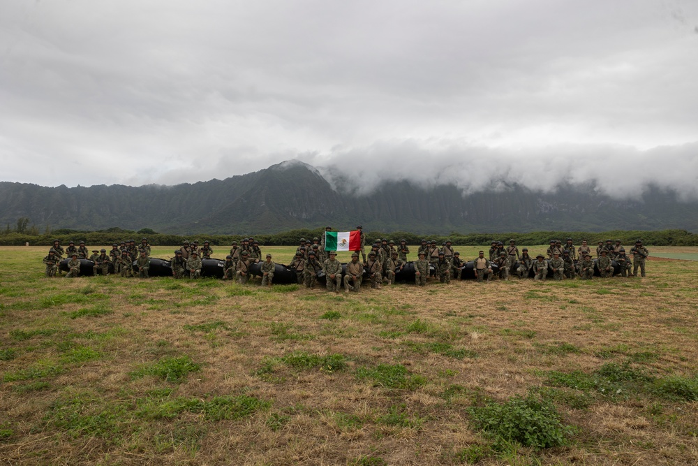 Mexican marines, Malaysian soldiers practice small boat tactics
