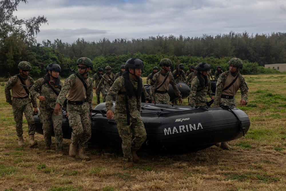 Mexican marines, Malaysian soldiers practice small boat tactics