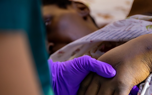 US, Burundi military healthcare teams work together in the ICU