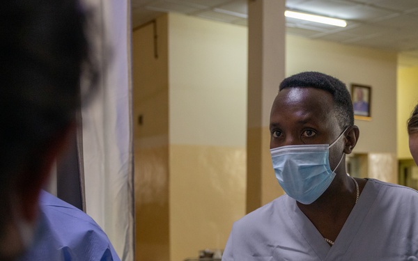 US, Burundi military healthcare teams work together in the ICU