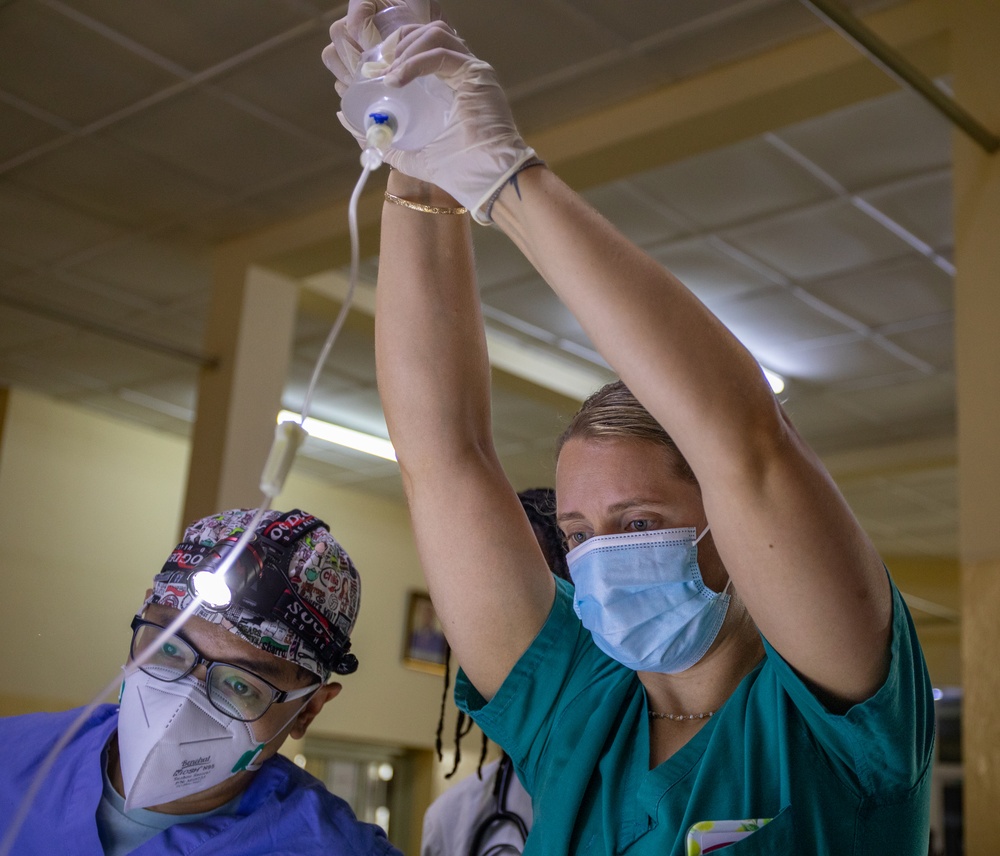 US, Burundi military healthcare teams work together in the ICU