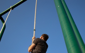 10th SFG(A) Soldier climbs rope