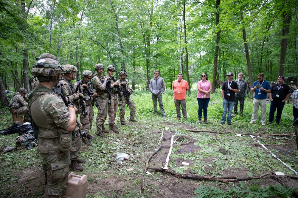 Iowa employers visit Soldier during XCTC