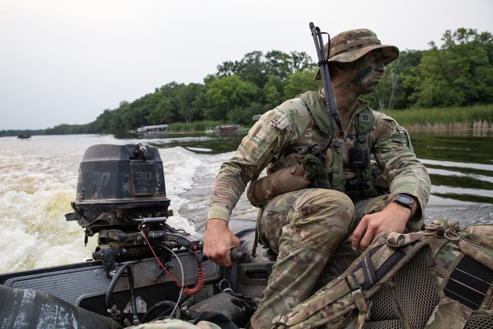 Iowa Soldiers conduct Zodiac operation on Mississippi River