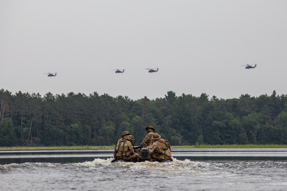 Black Hawks fly overhead as Iowa Soldiers navigate Mississippi River