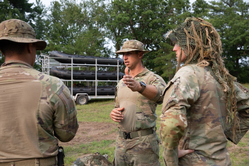 Iowa Soldiers conduct Zodiac operation on Mississippi River