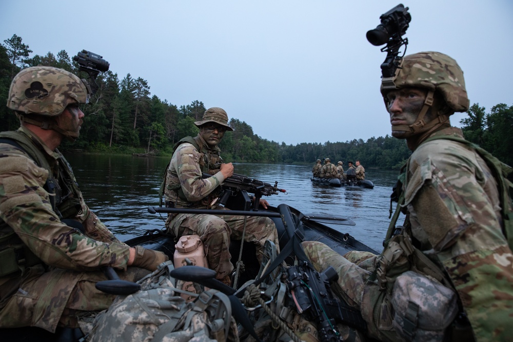 Iowa Soldiers navigate Zodiac boat down Mississippi River