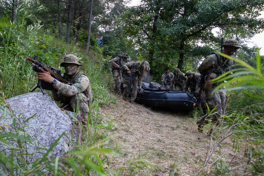 Iowa Soldiers conduct Zodiac operation on Mississippi River