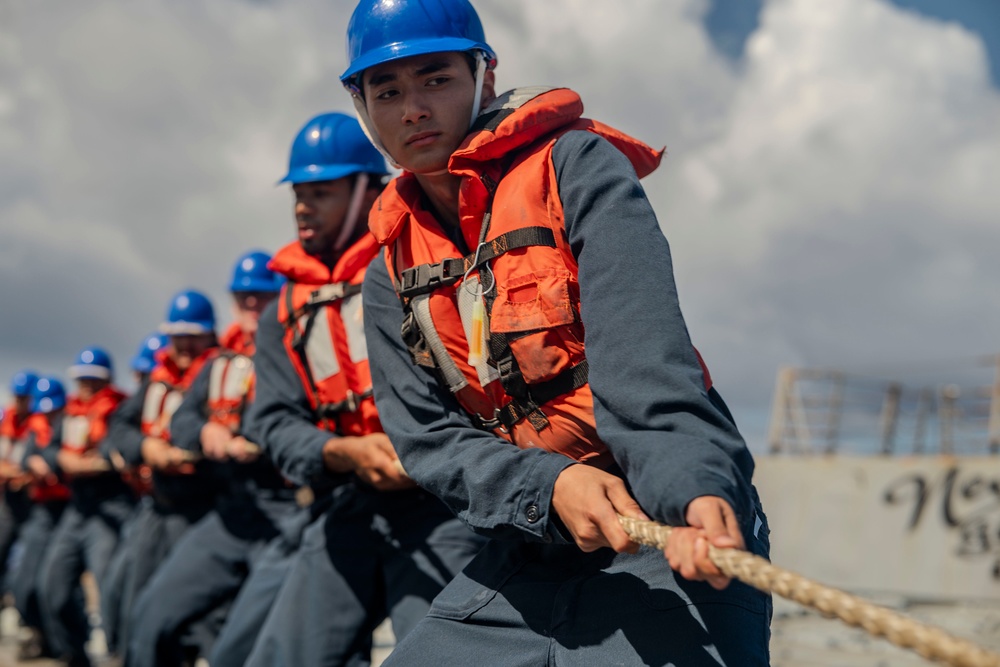 HMNZS Aotearoa Refuels USS William P. Lawrence at sea