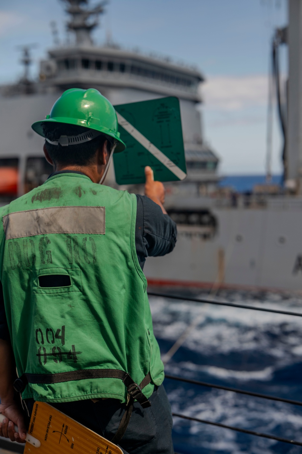 HMNZS Aotearoa Refuels USS William P. Lawrence at sea