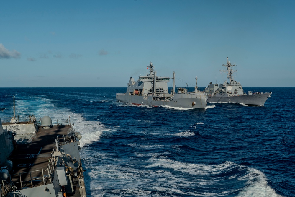 HMNZS Aotearoa Refuels USS William P. Lawrence at sea