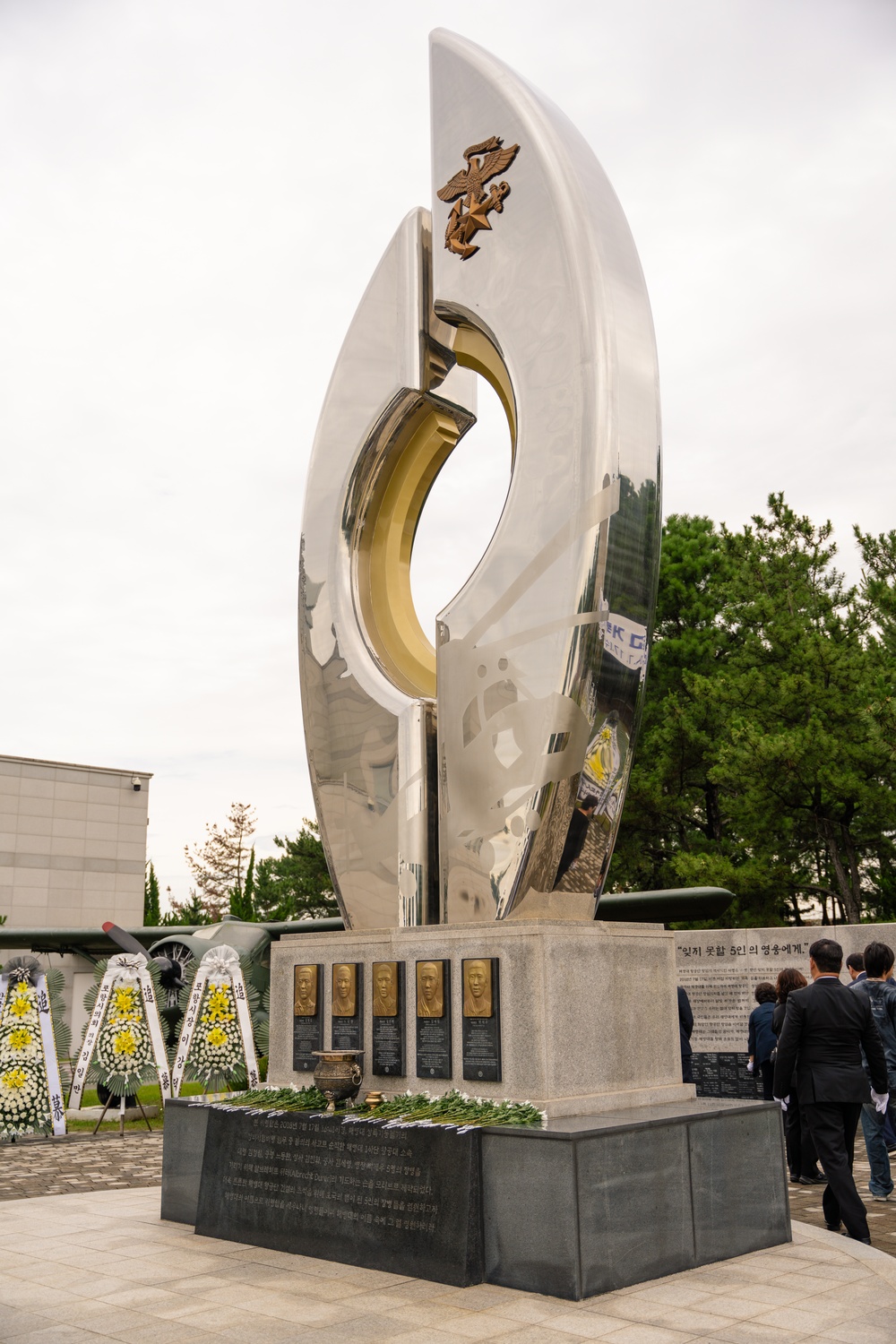 Colonel Ronnie D. Michael honors fallen troops at the 2018 MUH-1 helicopter crash memorial in Pohang