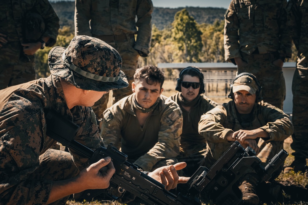 1st Recon Bn., Australian Army participate in live-fire range during Exercise Black Diamond