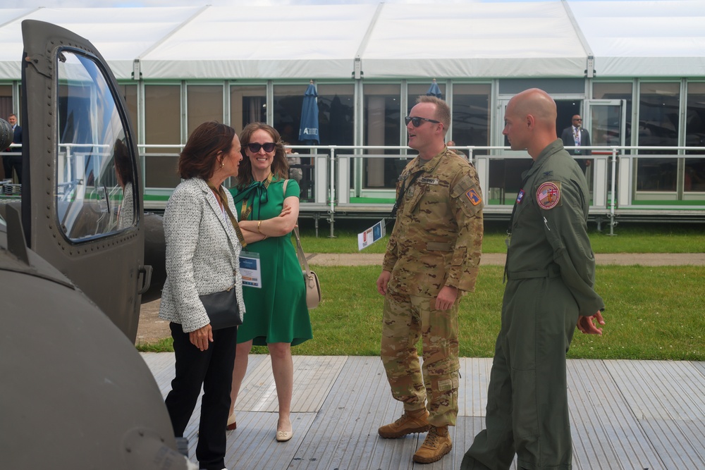 12th Combat Aviation Brigade Crews Meet U.S. Senator
