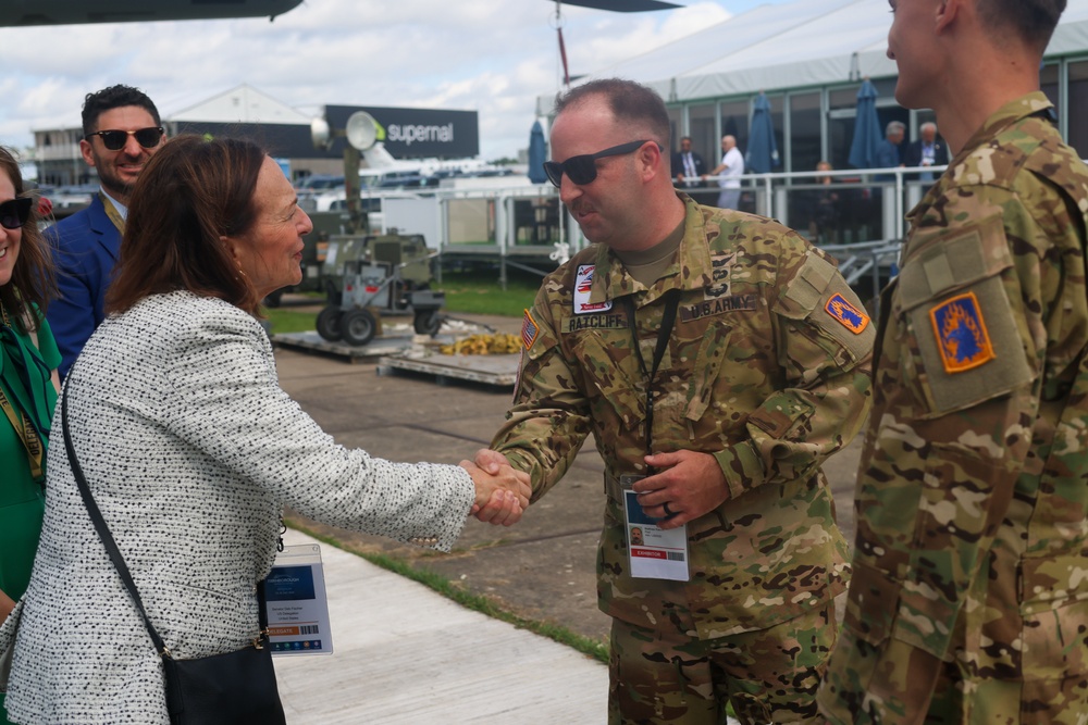 12th Combat Aviation Brigade Aircrews Meet with U.S. Senator