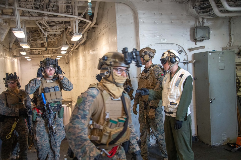 31st Marine Expeditionary Unit (MEU) Fast-Rope Aboard USS America (LHA 6)