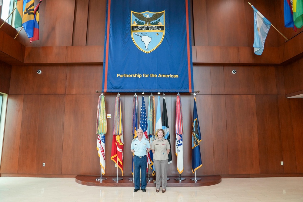 Argentina's Chief of Defense visits U.S. Southern Command