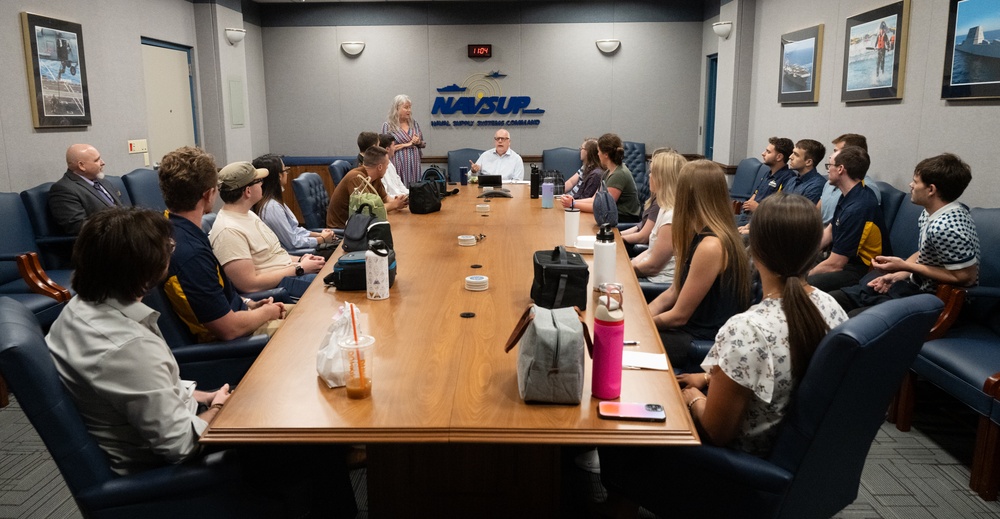 NAVSUP Vice Commander Meets with Interns