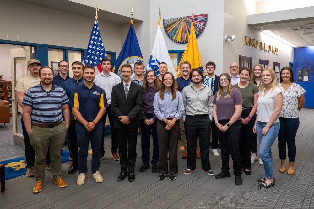 NAVSUP Vice Commander Meets with Interns