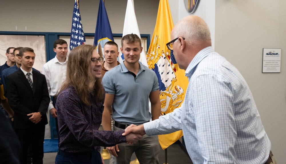 NAVSUP Vice Commander Meets with Interns