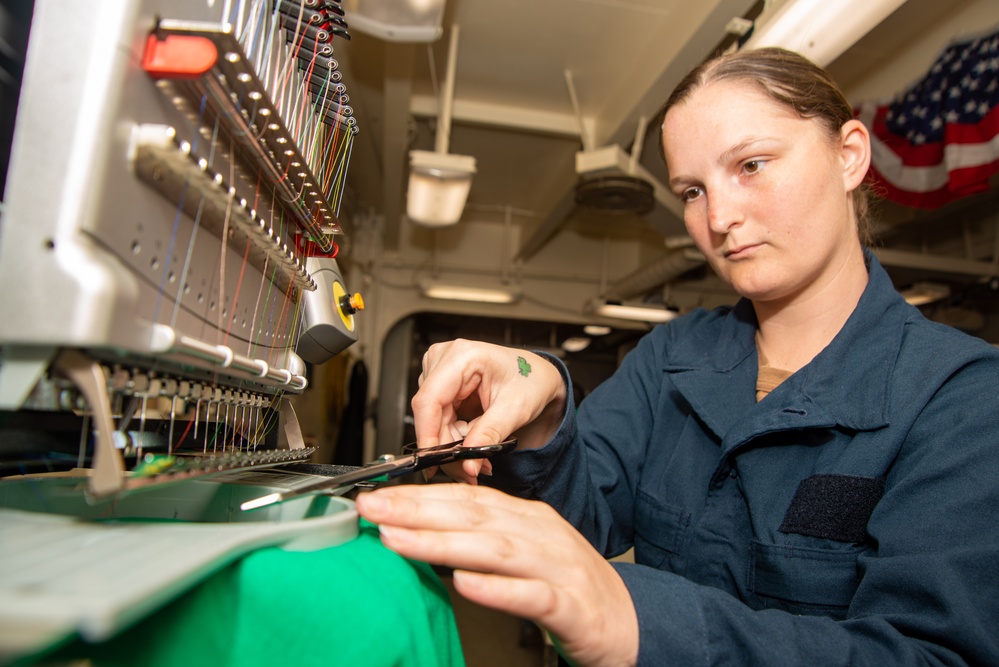 Nimitz Sailor Embroiders a Jersey