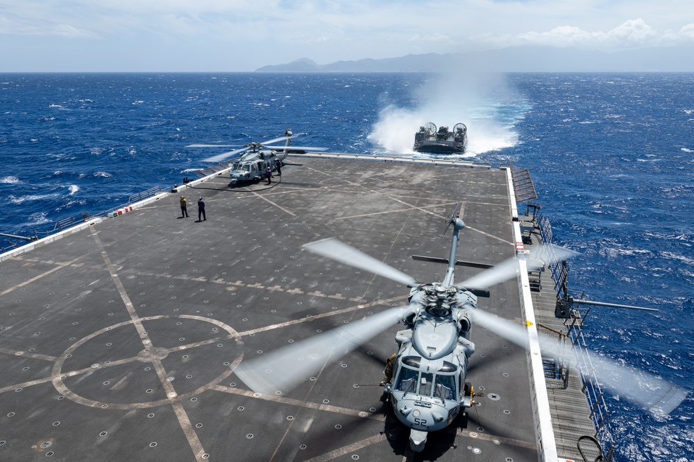 Dual operations aboard USS Somerset (LPD 25)