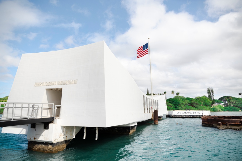 DVIDS - Images - HMAS Sydney members visit USS Arizona memorial [Image ...