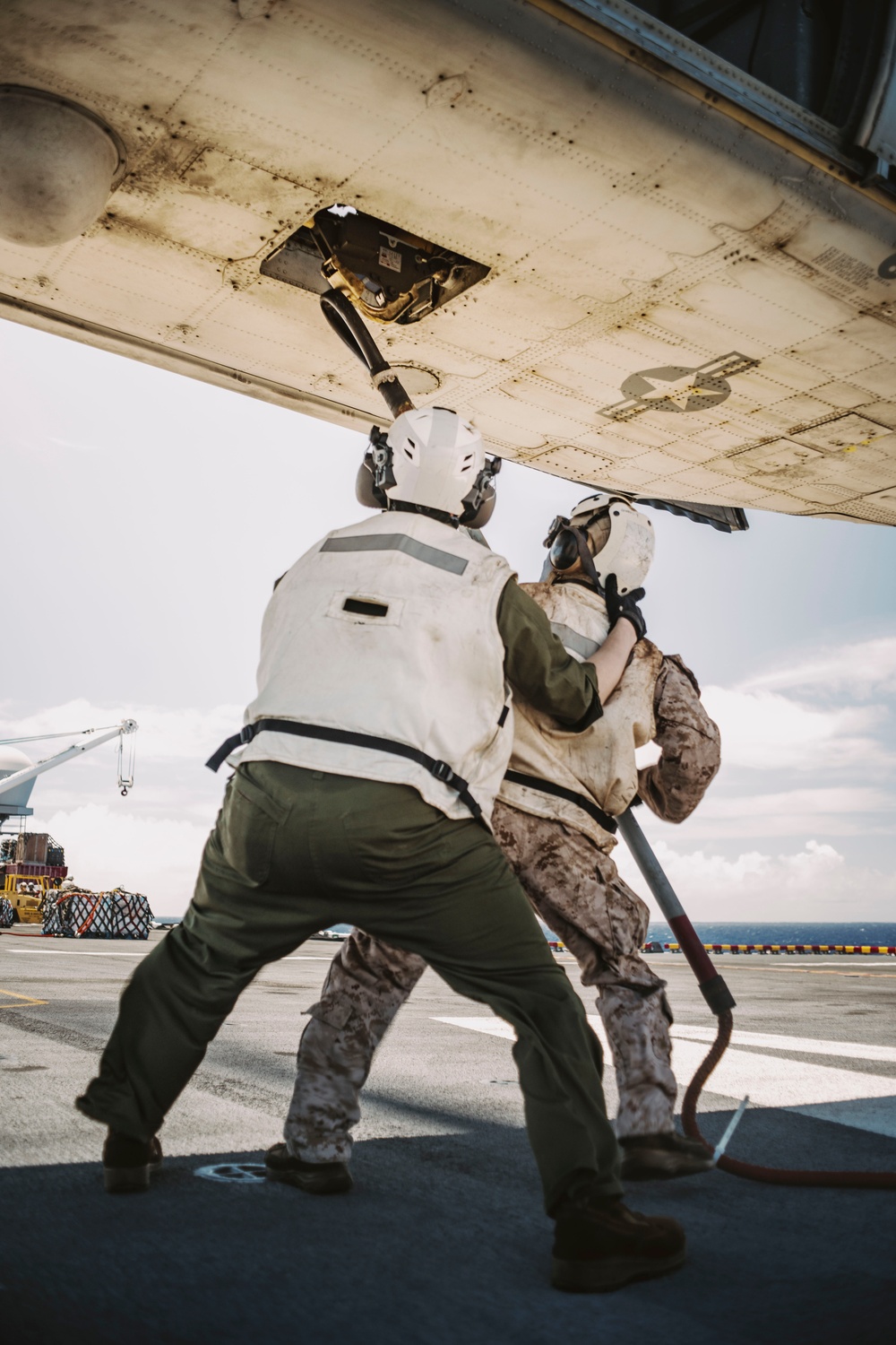 Marines, Sailors Aboard USS Boxer Conduct Vertical Replenishment