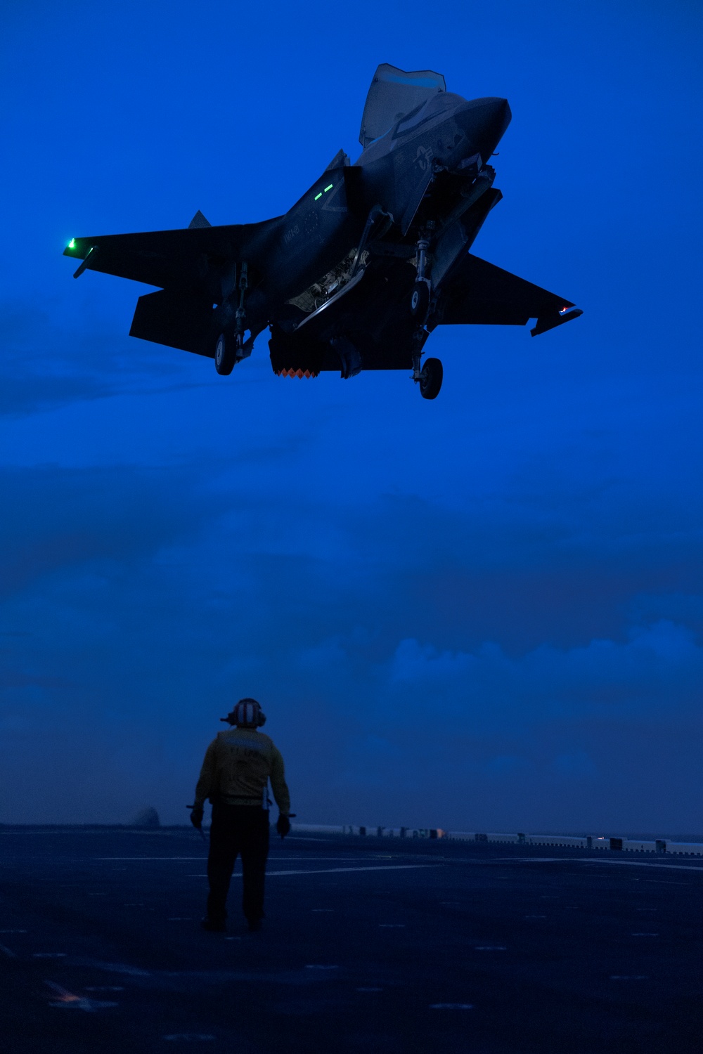 31st MEU Conducts Night Flight Operations