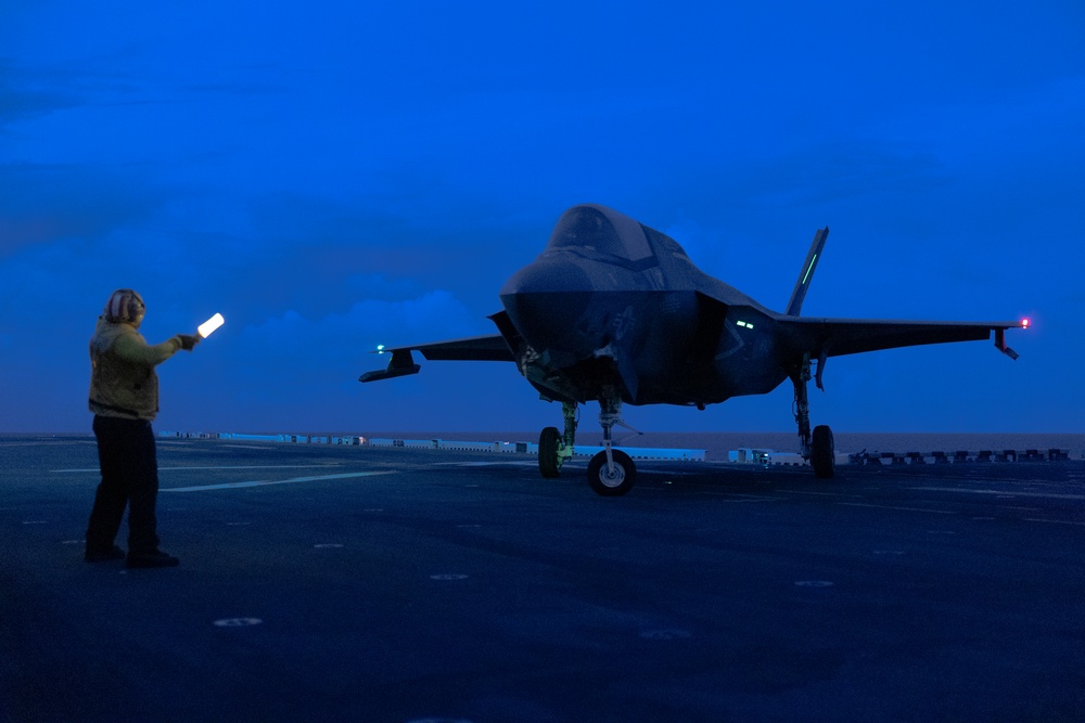 31st MEU Conducts Night Flight Operations