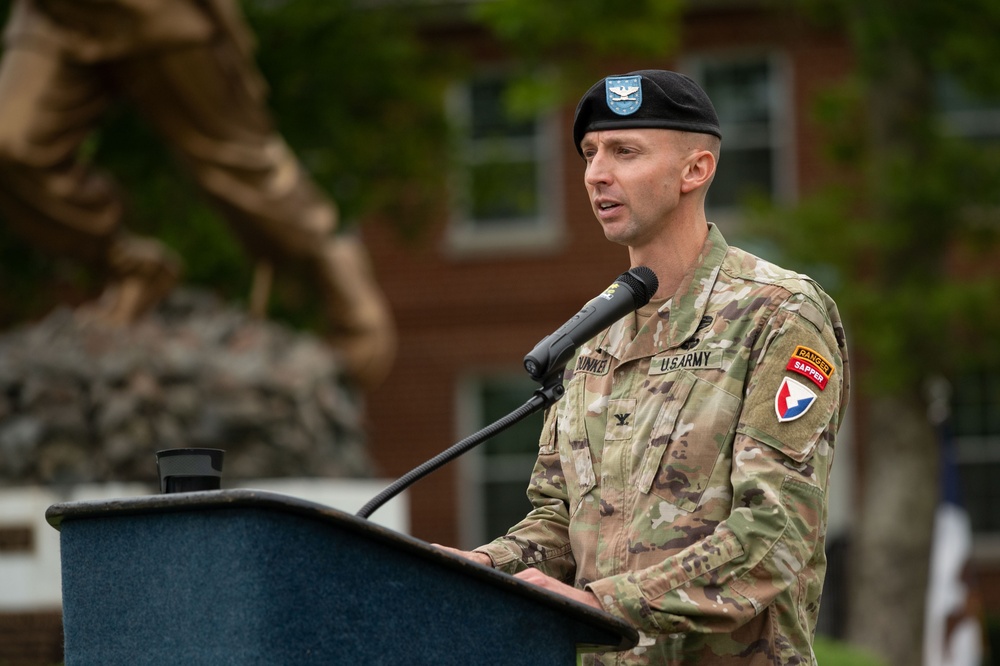 Dunker assumes command of USASA