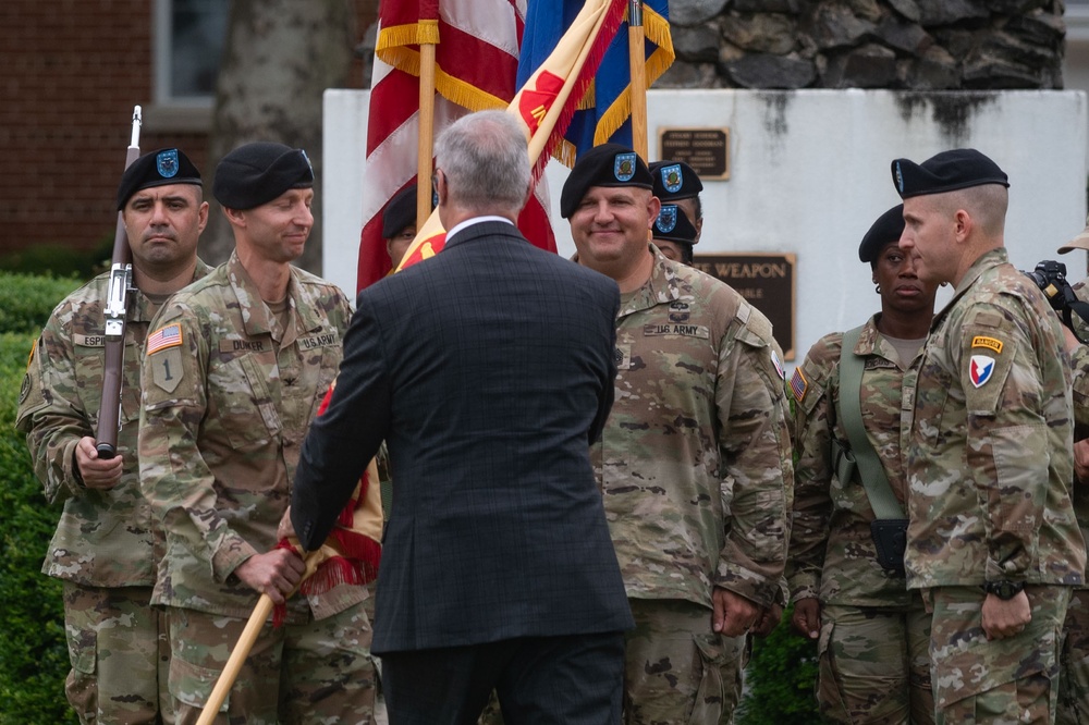 Dunker assumes command of USASA