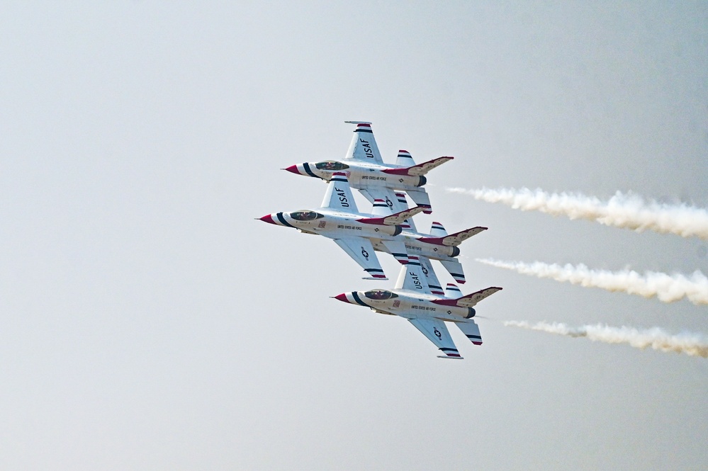 Thunderbirds roar over Wyoming